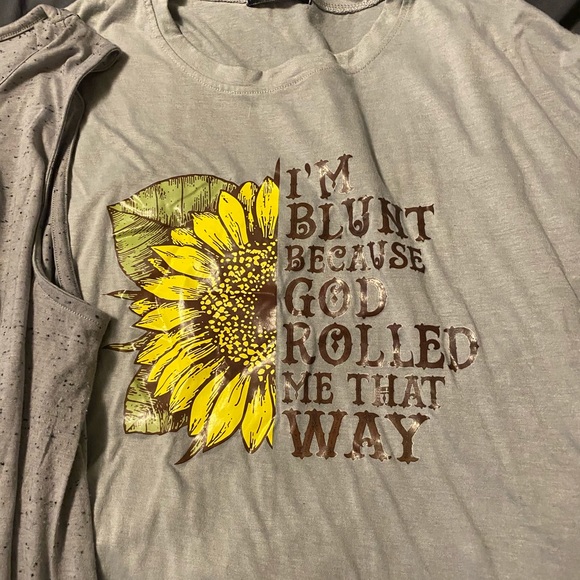 Lot of Women’s Graphic Tees - Picture 4 of 4